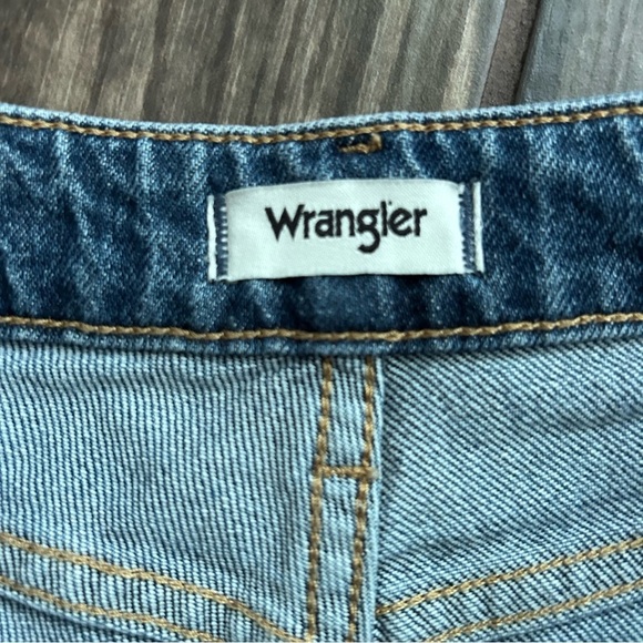 Wrangler Mom High Rise Straight Leg Jeans in Medium Wash Sz 28 - Picture 6 of 7
